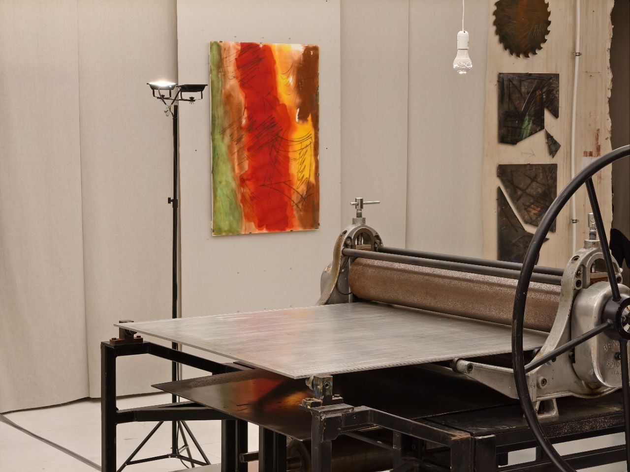 Графика, вызывающая «острый холод в корнях волос», на выставке Олега Кудряшова  