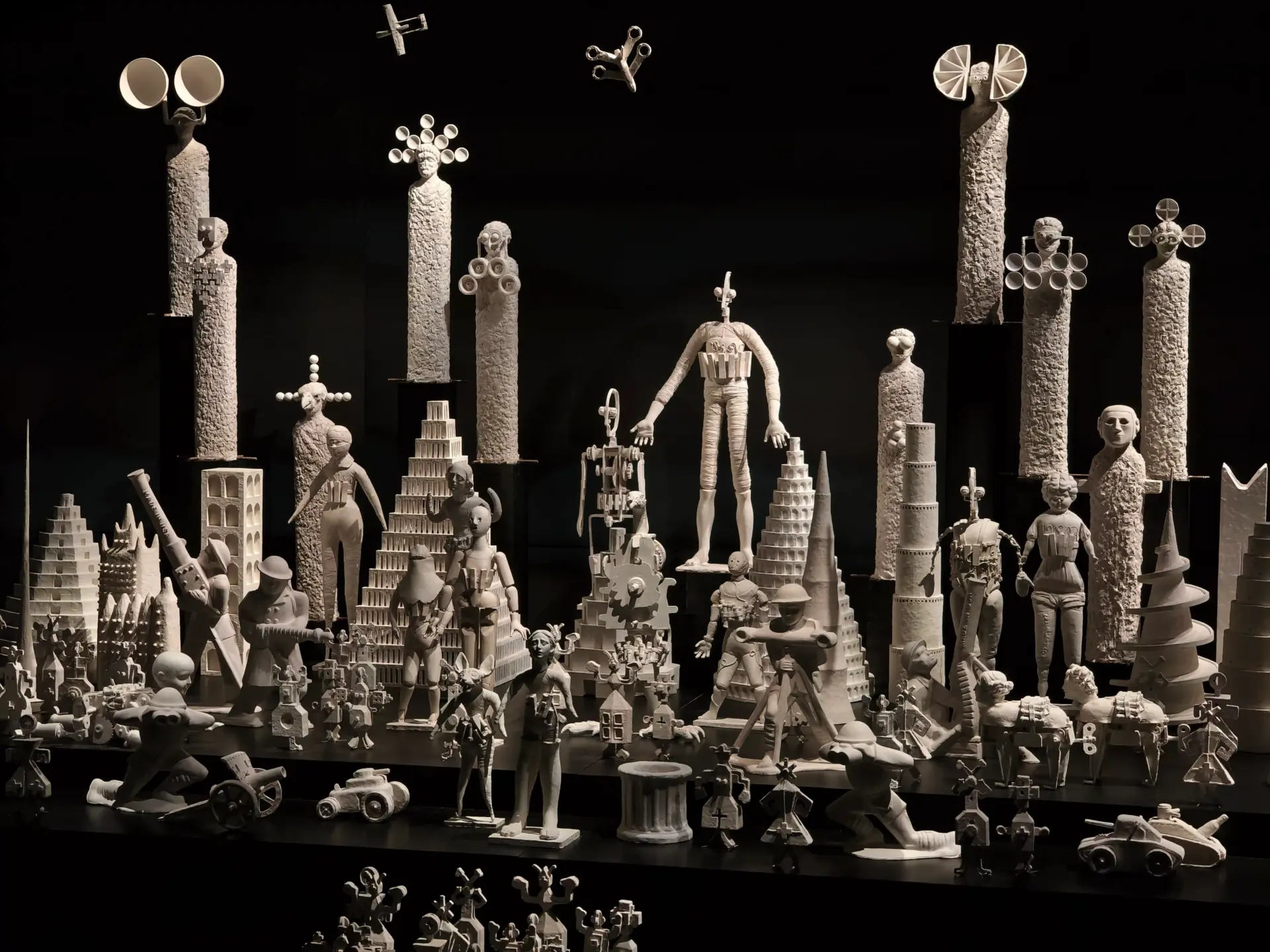 Как смотреть выставку Гриши Брускина в музее «ЗИЛАРТ» — почти кульминационную для его творчества