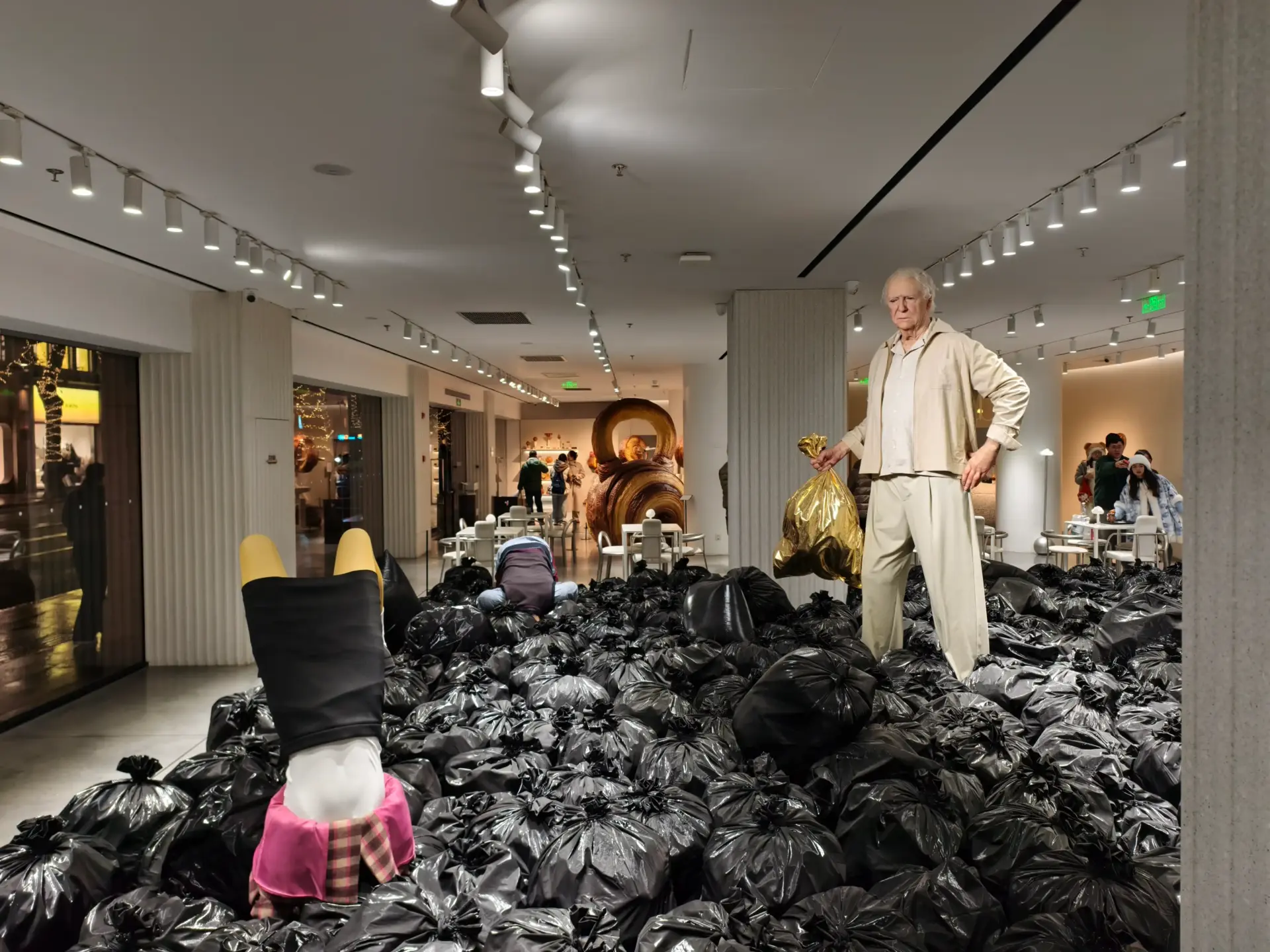 Магазины в Китае, похожие на современный театр: кампейн Макса Зидентопфа для HAUS NOWHERE