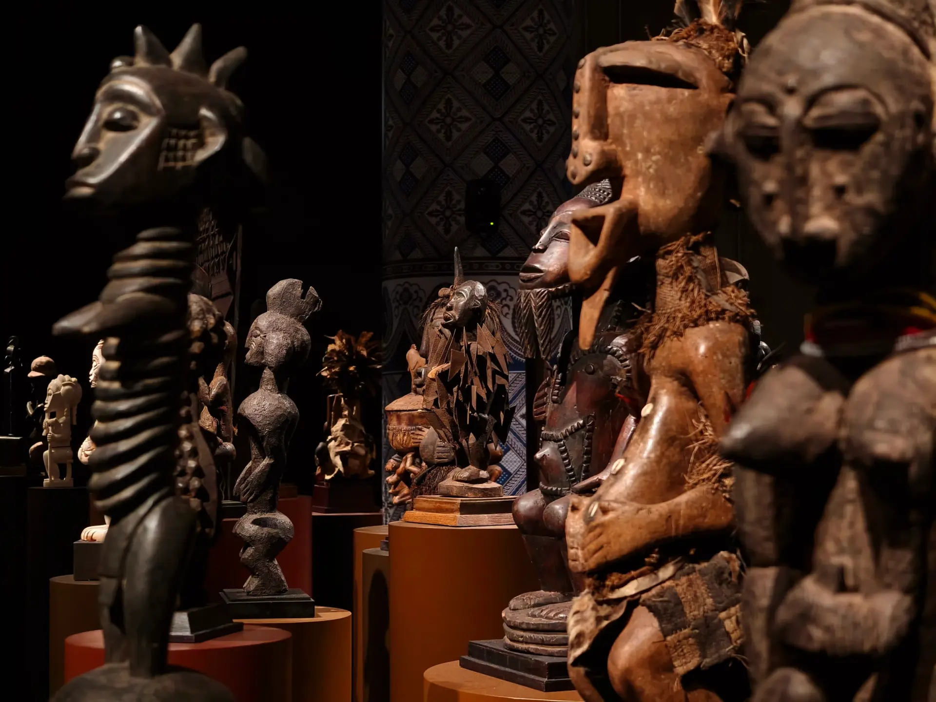 Сотни африканских масок и 11 таинственных «островов» — путешествие по выставке «Африканское искусство: боги, предки, жизни» в новом музее «ЗИЛАРТ»