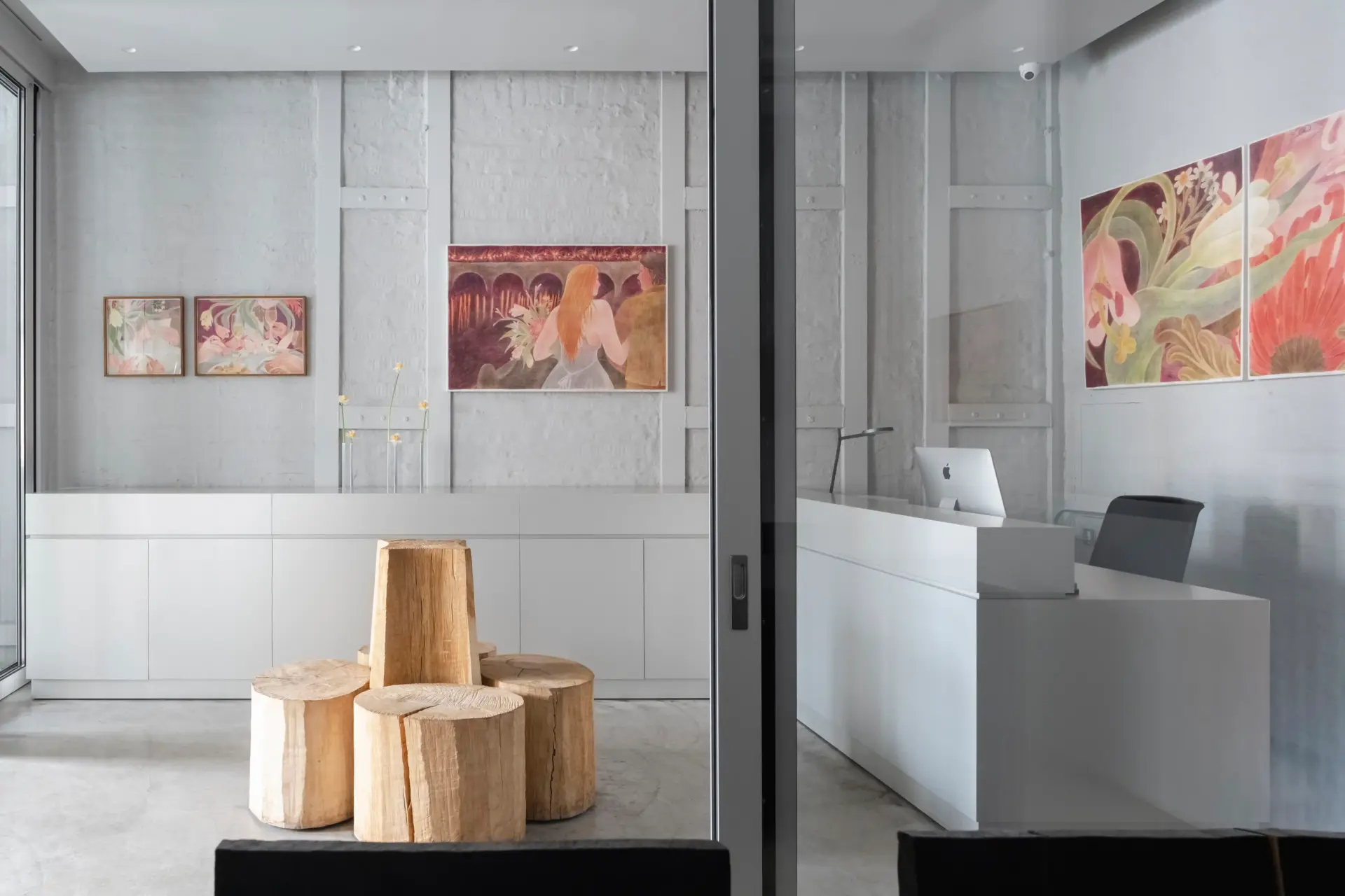 Цветы и искусство: выставка Анастасии Рыбаковой «Хорошая компания» в пространстве флористического бюро «МОХ»