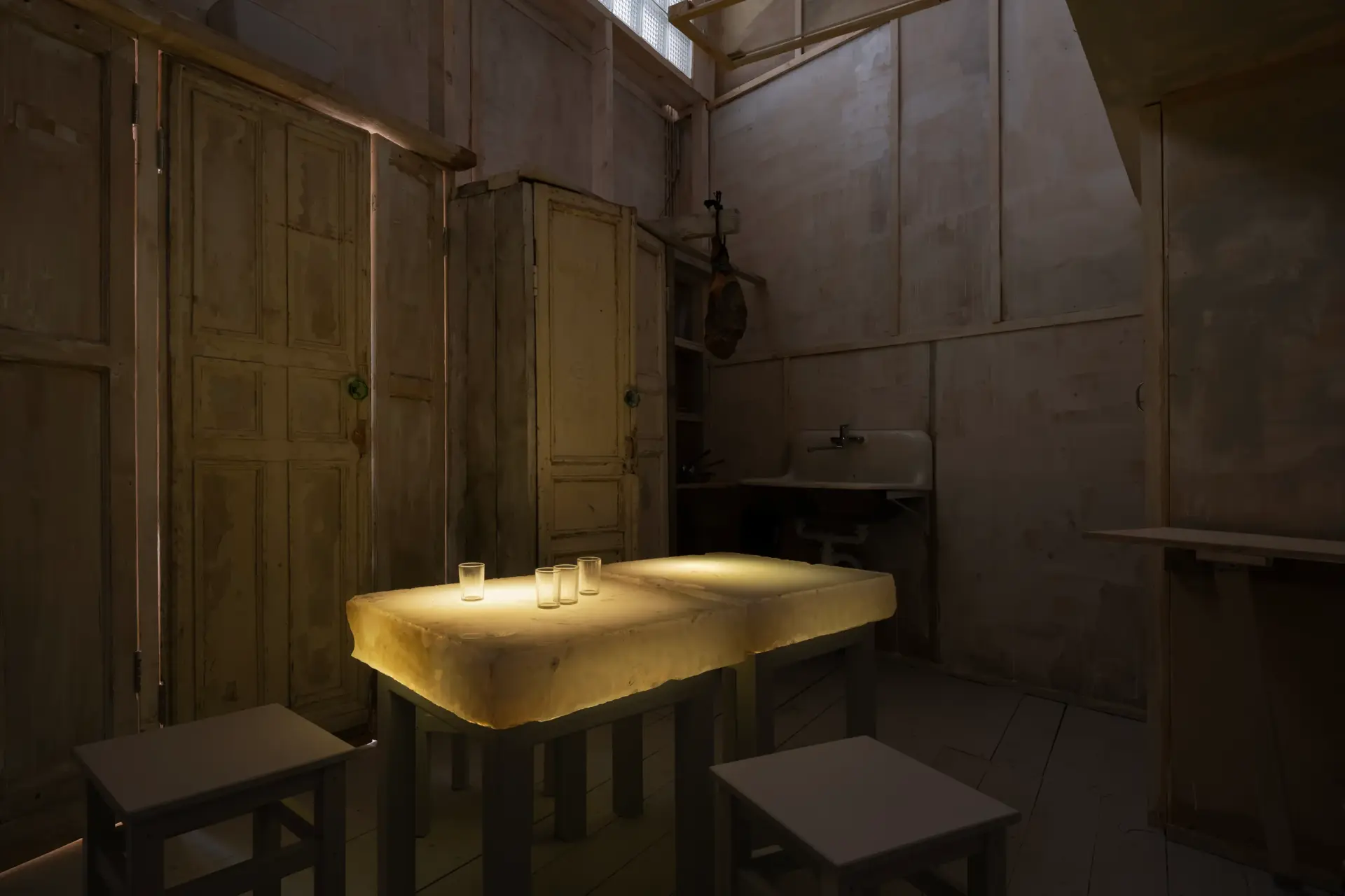 Как разгадать новую инсталляцию Александра Бродского «Приют невинных» в Музее «ЗИЛАРТ»?