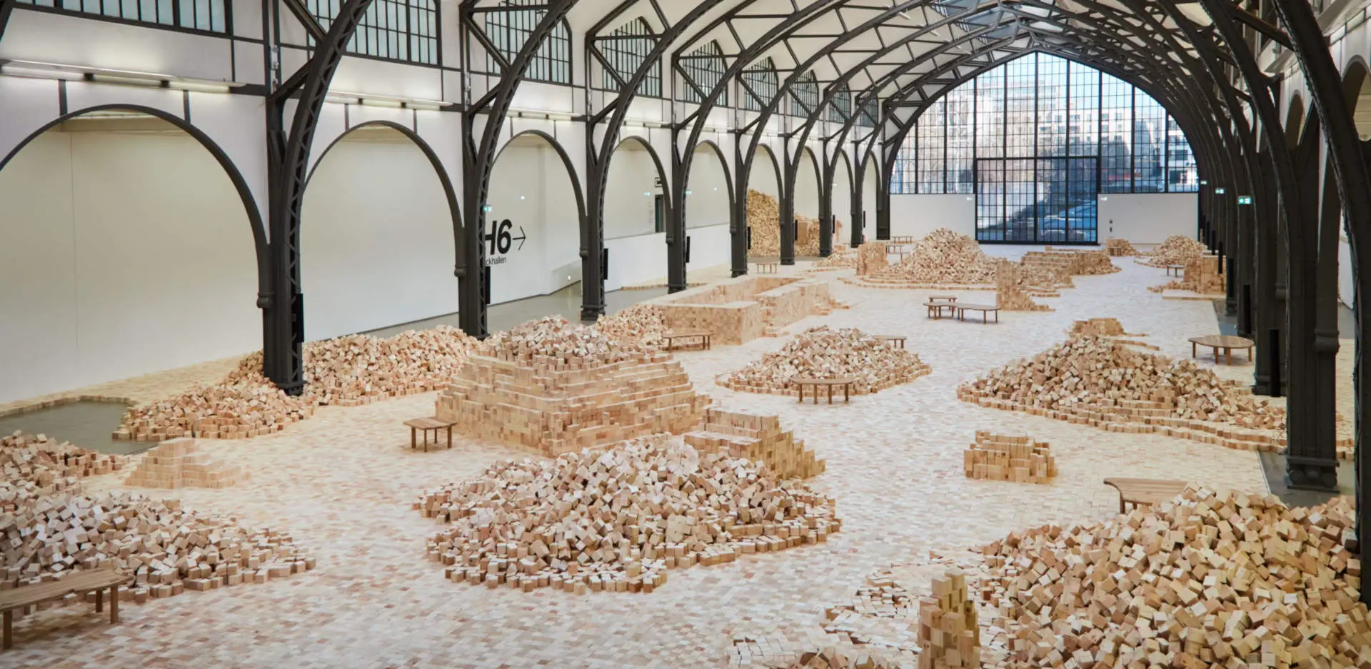 По заказу Chanel: новая работа Лины Лапелите, взявшей «Золотого льва» на Венецианской биеннале